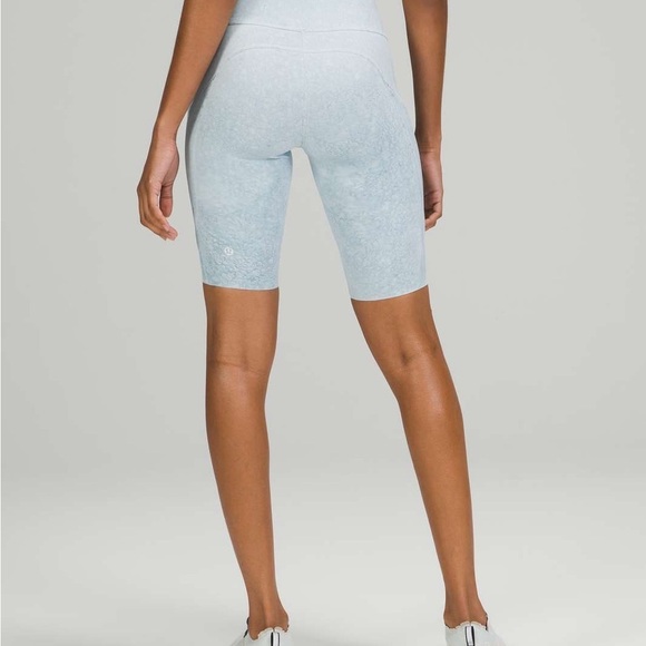 Lululemon Fast and Free Short 10" in City Grit White Blue Fog - size 8 - Picture 3 of 10